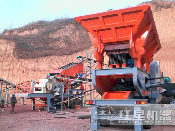 輪胎顎破移動破碎站作業現場圖